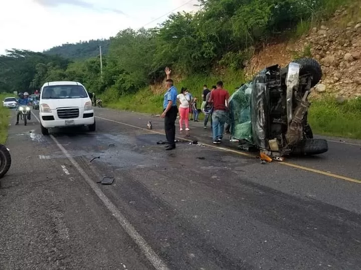 Accidente de tránsito tipo volcamiento en la carretera hacia el Valle de Tencoa