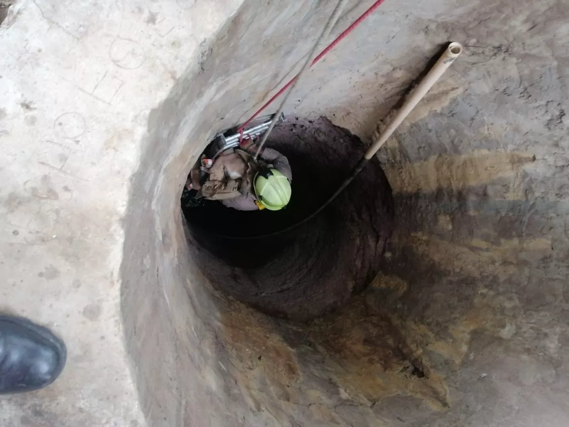 Bomberos de Choluteca rescatan a un perro que cayo en un pozo de 40 pies de profundidad