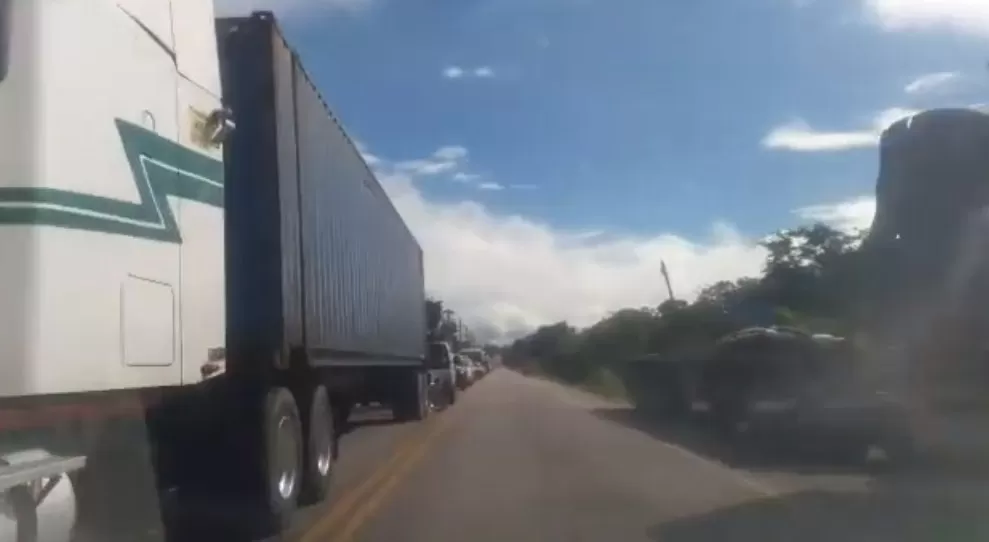 ¡Caos! Tremendo tráfico vehicular en la carretera hacia el Sur de Honduras
