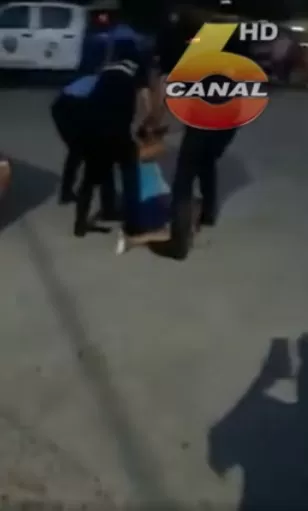 Con jalones de pelo e incluso golpes Policía Nacional detiene a una mujer en Atlántida