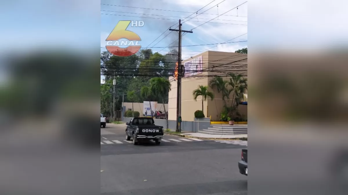 Cuerpo de Bomberos en San Pedro Sula controla incendio en un poste de alumbrado público