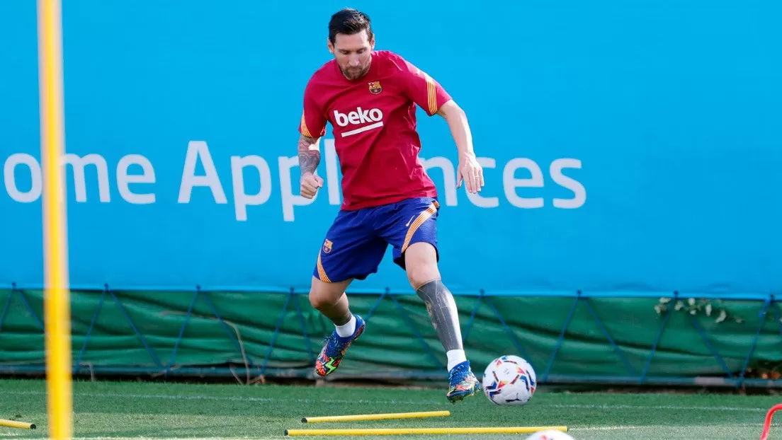 Lionel Messi regresa a los entrenamientos del F.C. Barcelona tras no concretar su salida