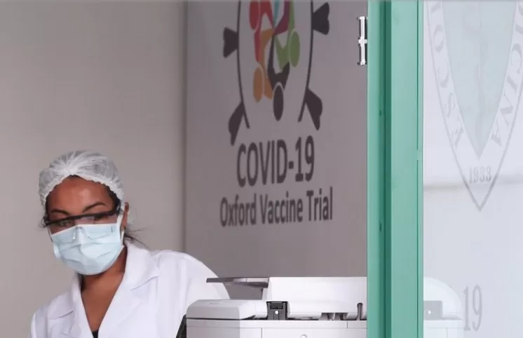 Pausan pruebas de vacuna contra el covid de la Universidad de Oxford por efectos adversos