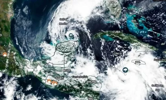 El huracán Delta toca tierra en la península de Yucatán, México