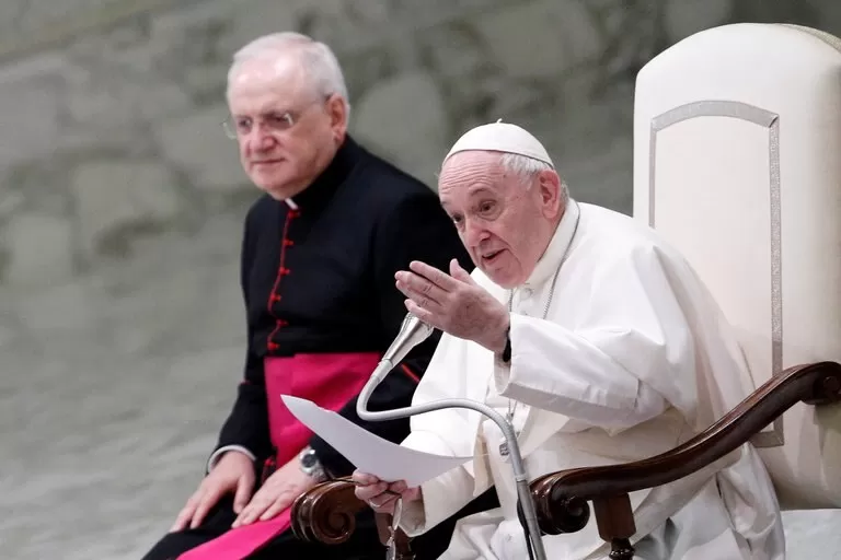 El papa Francisco reanudó las audiencias en interior sin usar mascarilla