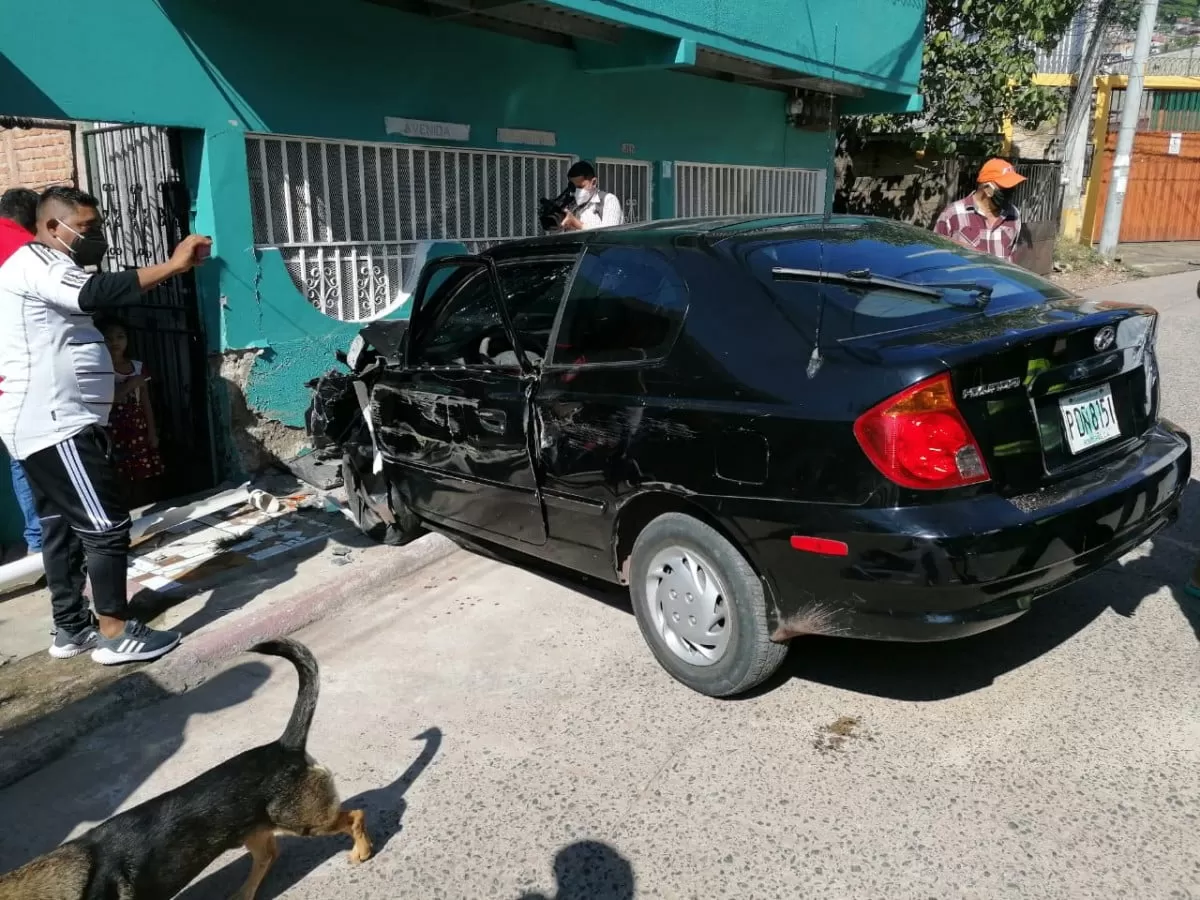 Dos personas heridas tras impactar con vivienda en Tegucigalpa