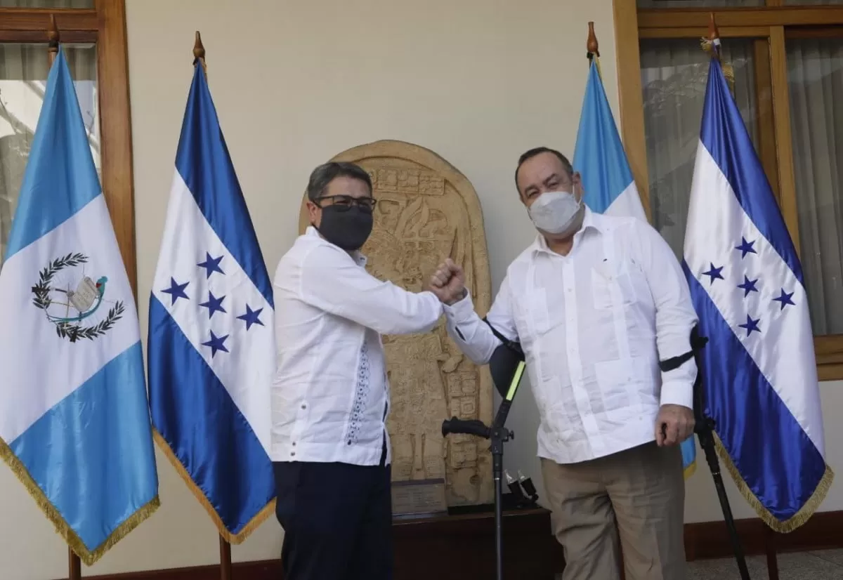 Mandatarios de Honduras y Guatemala abordan consecuencias de ETA y depósito de desechos del Río Motagua en Omoa