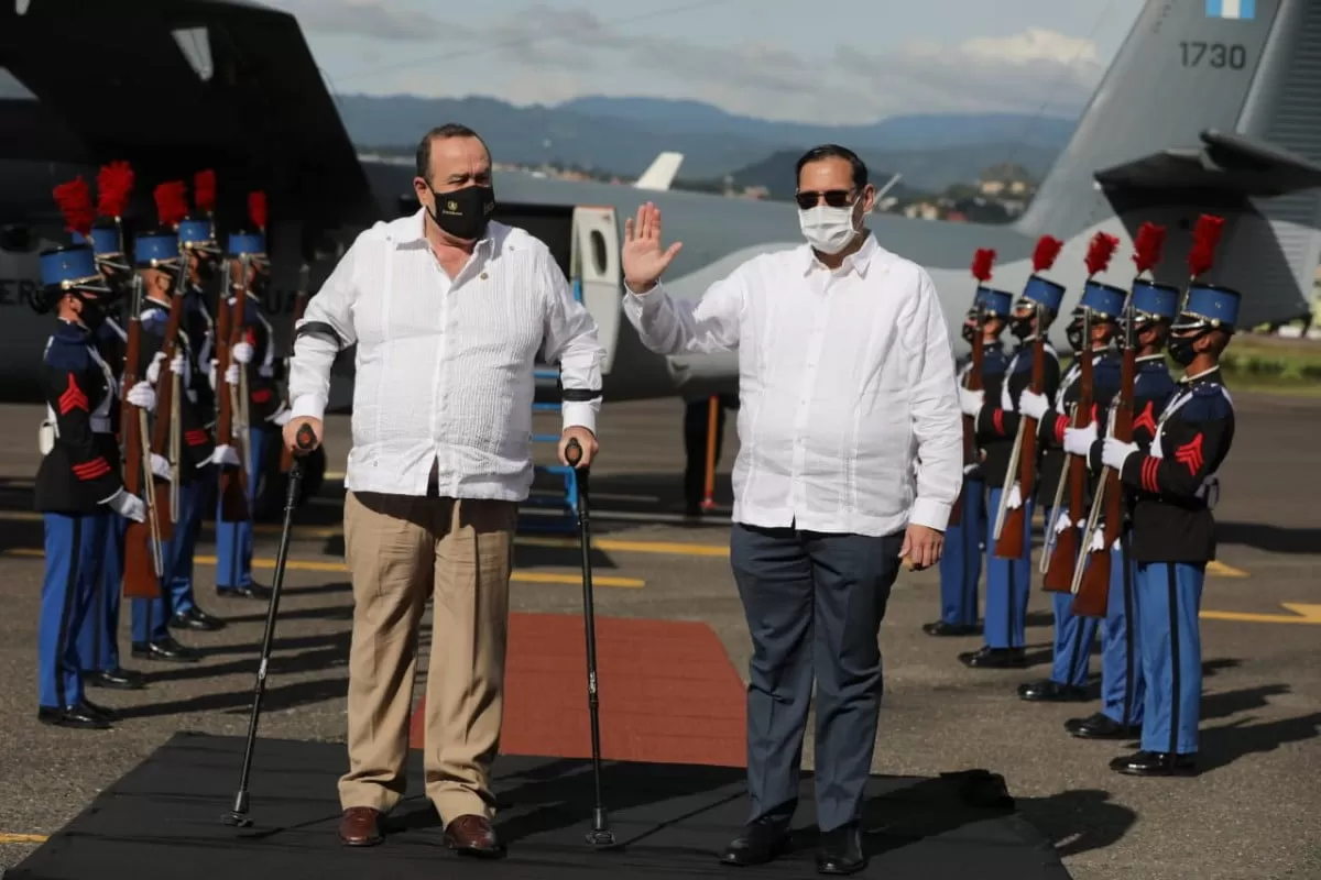 Presidente de Guatemala, Alejandro Giammattei, llega a Honduras para seguir impulsando frente común para reconstrucción