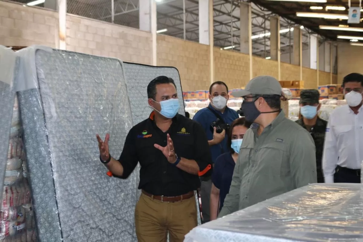 Presidente Hernández supervisa preparación de bolsas de alimentos para damnificados