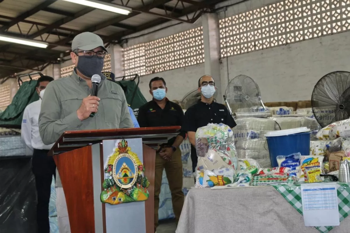Presidente Hernández supervisa preparación de bolsas de alimentos para damnificados
