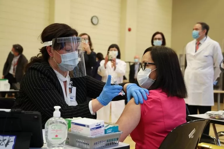 Canadá comenzó a aplicar la vacuna contra el COVID-19 de Pfizer y BioNtech