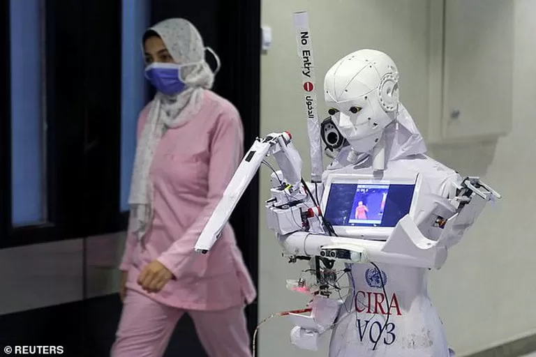 Cómo funciona Cira-03 la “enfermera robot” capaz de realizar tests de COVID-19