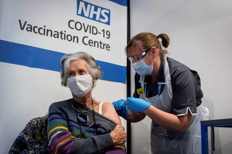 El Reino Unido recomendó a los alérgicos severos que no se apliquen la vacuna de Pfizer