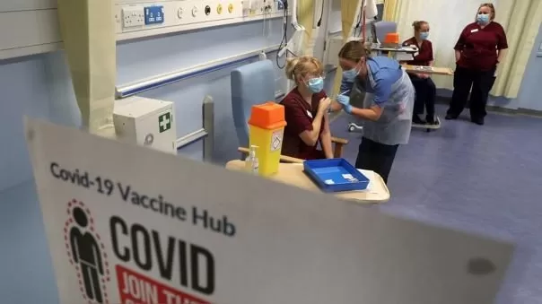 Reino Unido recomienda no aplicar vacuna COVID-19 a alérgicos severos tras reacción en dos personas