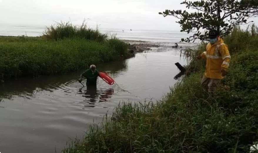 Hombre no vidente es rescatado del estero del mar en La Ceiba