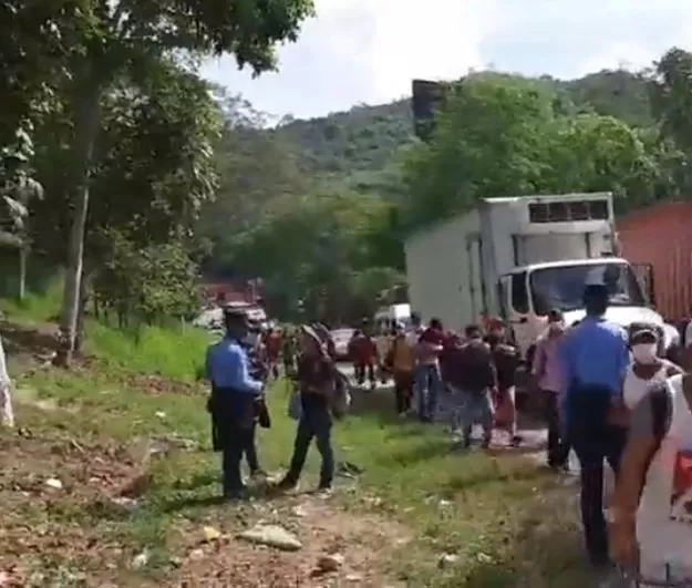 Más hondureños continúan integrandose a la caravana mientras esta lleva su paso a EEUU