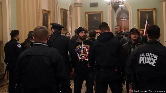 Policía cierra el Congreso ante violenta arremetida de seguidores de Trump
