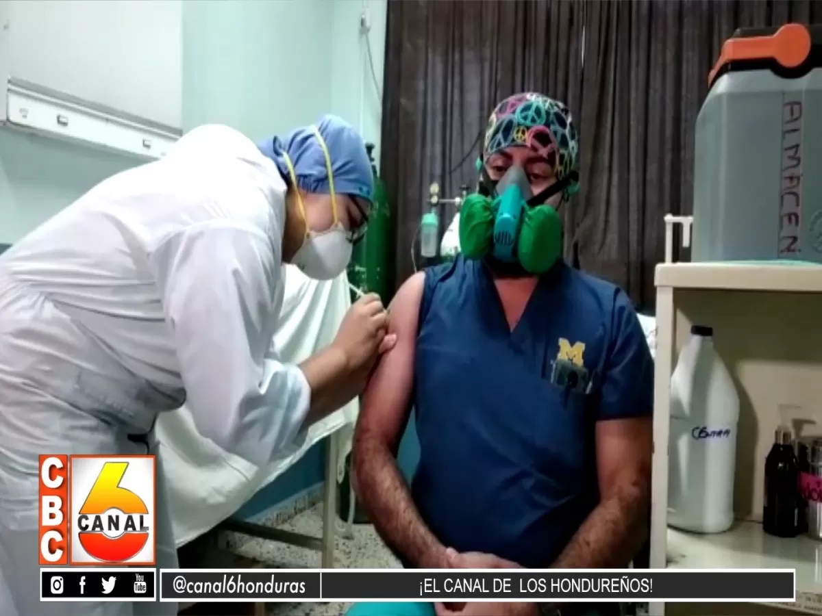 Aplican vacunas contra Covid-19 a personal de salud en Copán