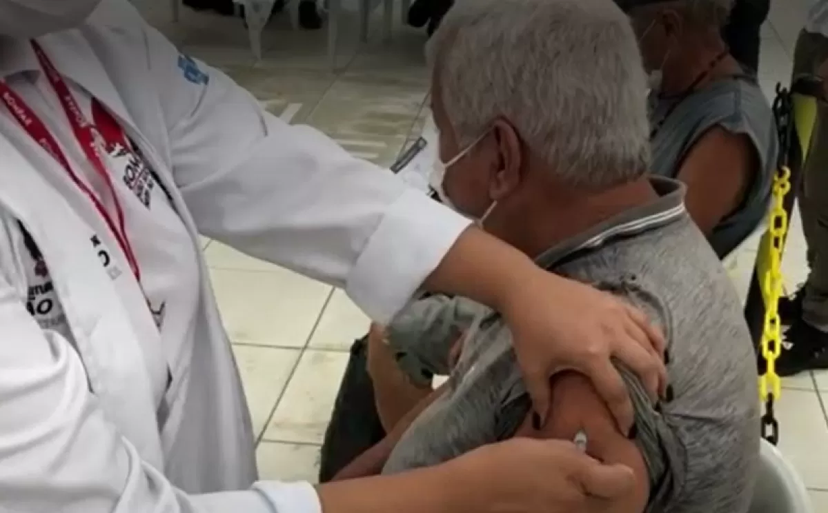 Cruel engaño en vacunación COVID a adultos mayores en Brasil: ponen aguja pero no aplican antídoto