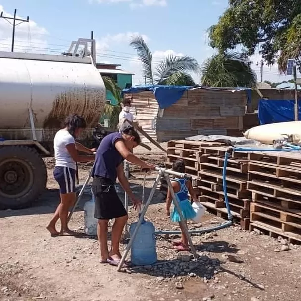 Cruz Roja Hondureña provee agua a damnificados en La Lima