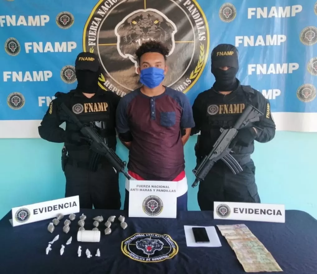 El Colocho es detenido por agentes de la FNAMP mientras realizaba la distribución de droga en barrio La Isla de La Ceiba.