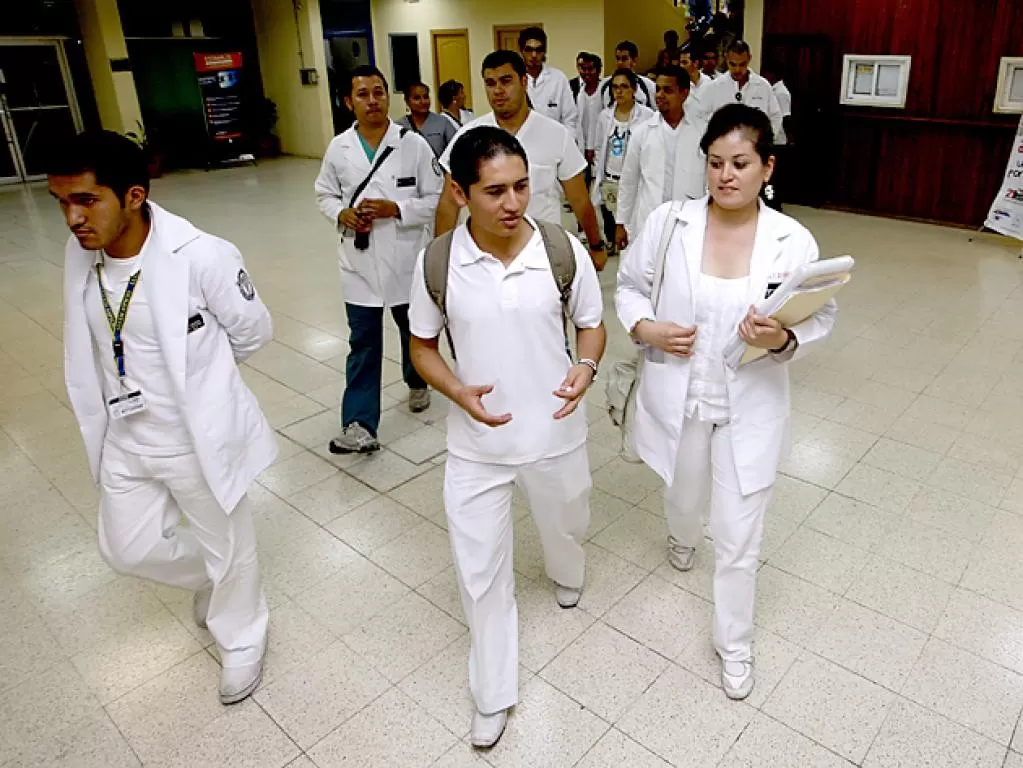 Médicos hondureños en servicio social publican comunicado donde exigen seguro médico urgente y vacuna contra el Covid-19