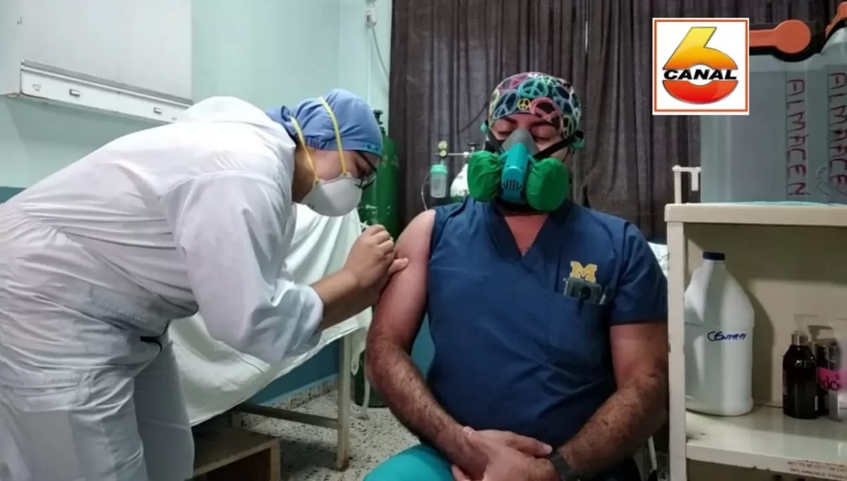 Primer médico en vacunarse en el Hospital de Occidente en Santa Rosa de Copán