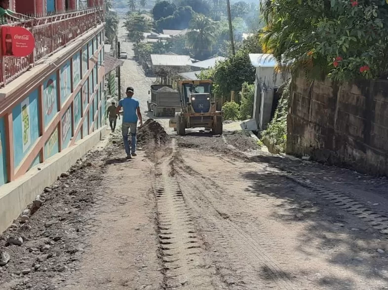 Reparan 17.6 Kms de accesos de zonas cafetaleras en El Paraíso, Copán