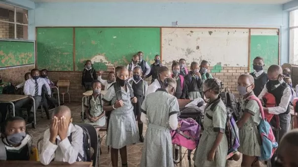 Sudáfrica reabre escuelas y fronteras terrestres tras la segunda ola de la COVID-19