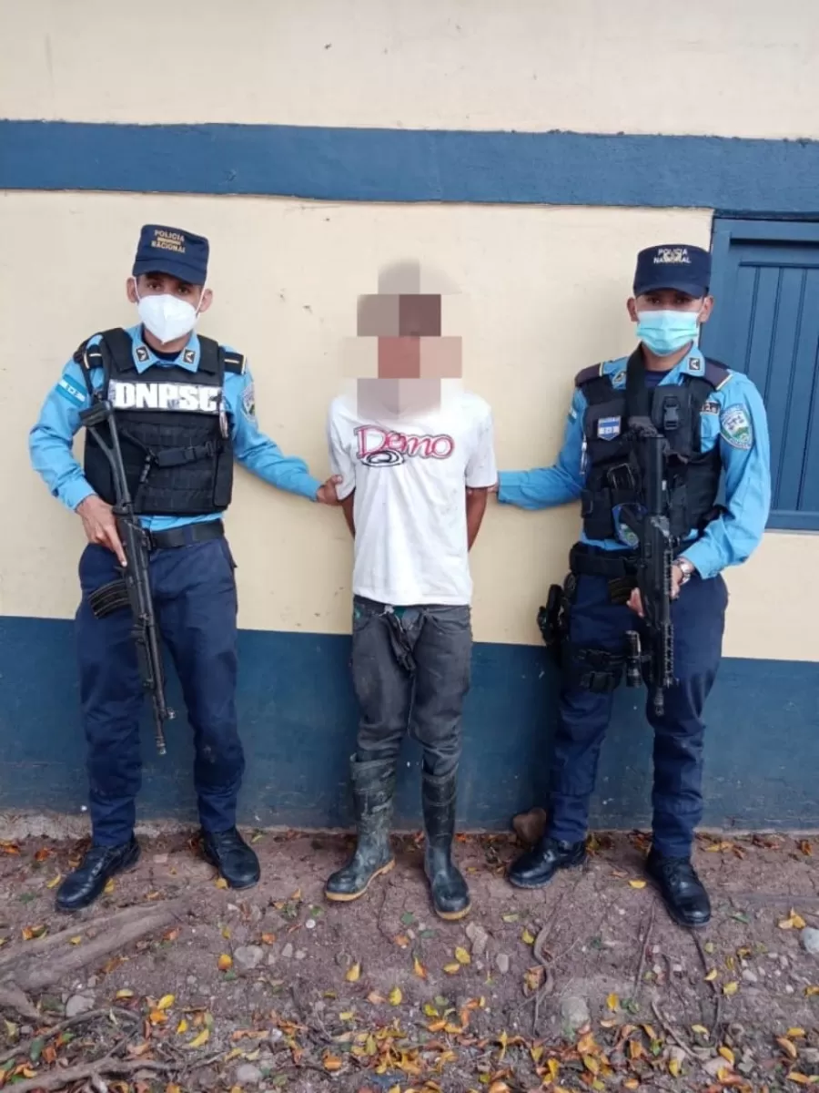 Sujeto es detenido por agentes de la Policía Nacional, minutos después de dar muerte a fémina