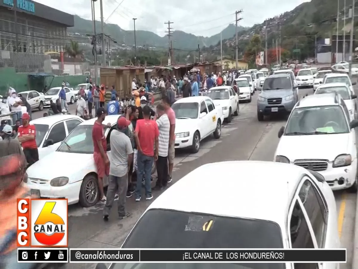 Taxistas mantienen firme su postura de exigir la eliminación de los taxis VIP