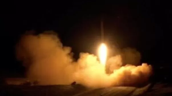 A dos días de la visita del papa, lanzan 10 cohetes contra una base en Irak