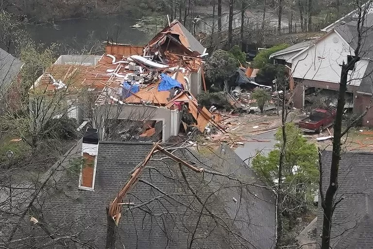 Al menos cinco personas han muerto debido a tornados que azotan el estado de Alabama, Estados Unidos