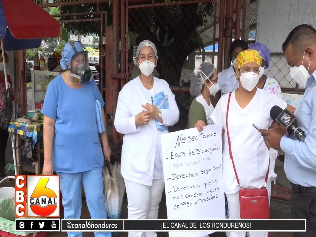 Auxiliares de enfermería protestan por falta de pago