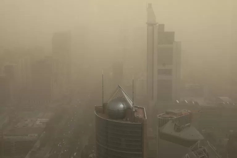 Beijing envuelta en niebla marrón por motivo de la contaminación y con tormentas de arena