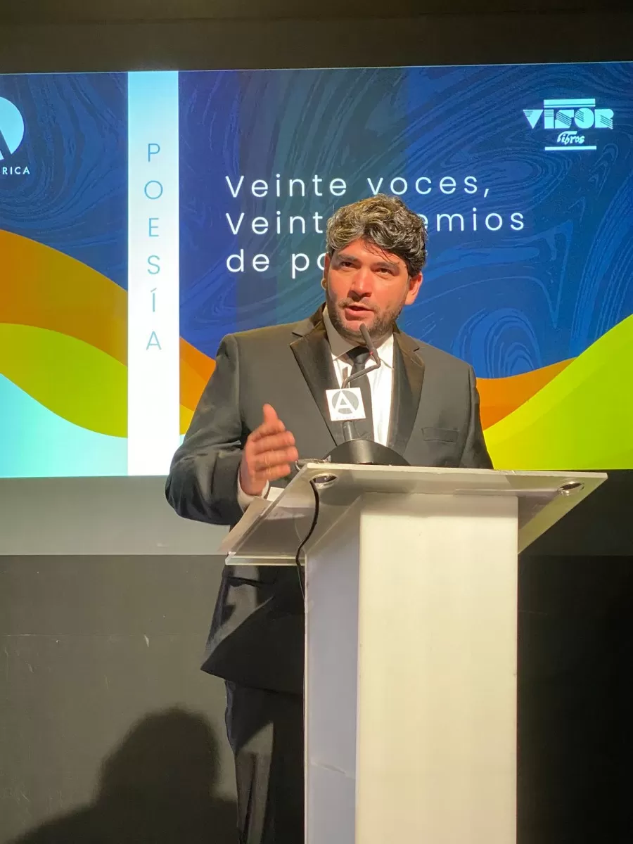 Casa de América galardona en España a poeta hondureño Rolando Kattán por su obra: Los cisnes negros