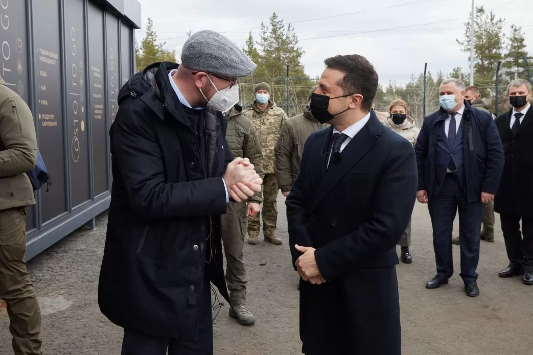 Durante un viaje de trabajo a la región de Lugansk, el presidente de Ucrania, Volodymyr Zelenskyi, fue vacunado contra el COVID-19