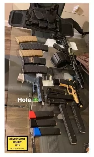 Fotos de armas de grueso calibre y dinero que posteaba hijo de Geovanny Fuentes en cuenta de instagram fueron mostradas en juicio