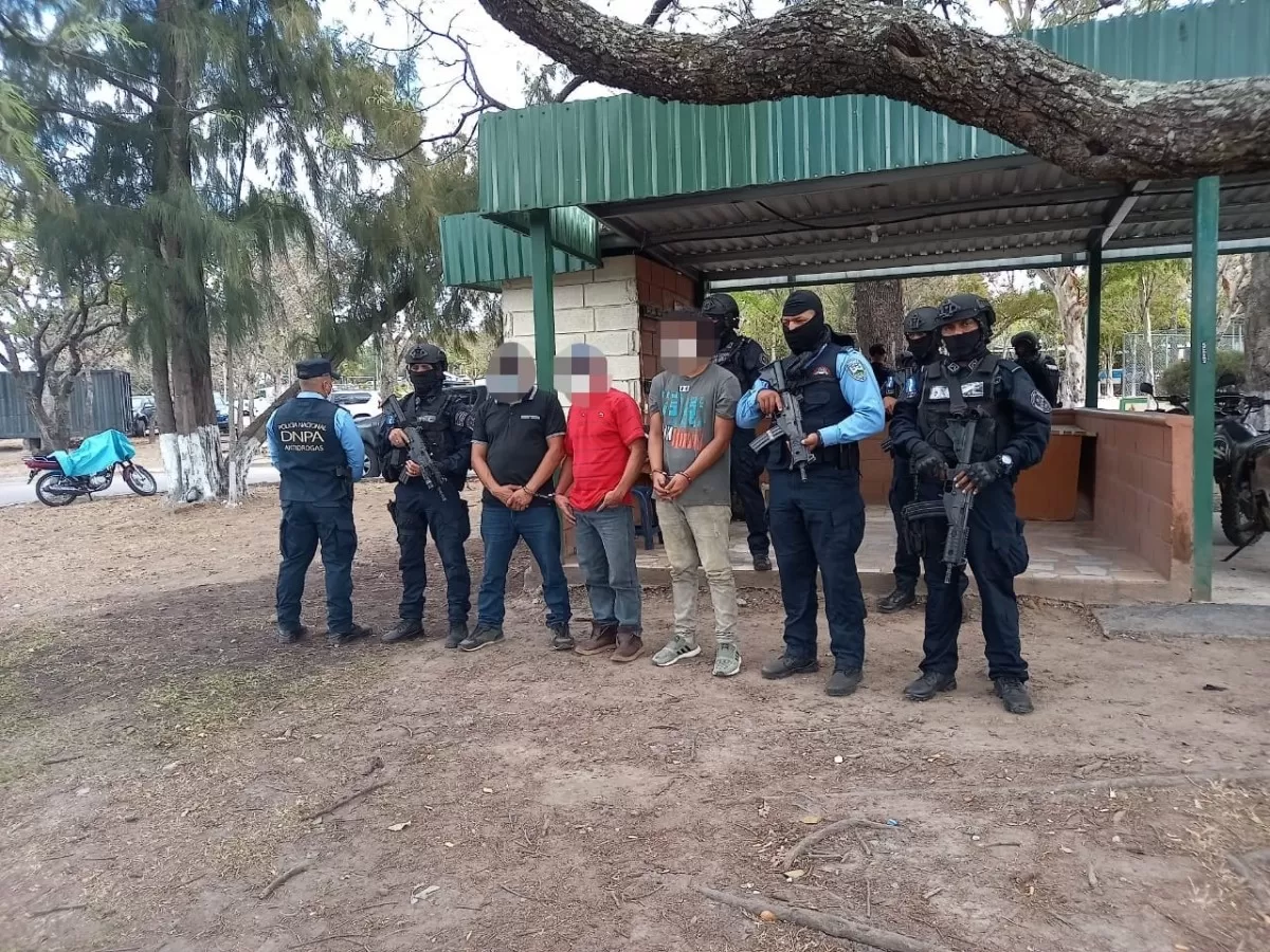 Funcionarios policiales trasladan hacia La Tolva a tres supuestos traficantes de droga