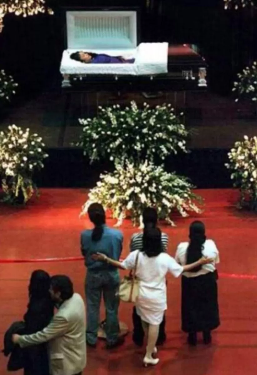 Hoy a 20 años del asesinato de Selena Quintanilla, sale a la luz foto de su velorio