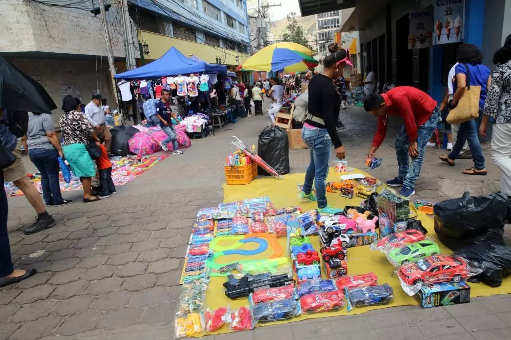 La falta de empleo formal lleva a vendedores a invadir calles de San Pedro Sula