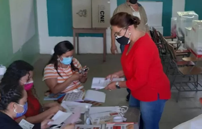 La mujer que aspira por la presidencia del país, Xiomara Castro ejerce su voto