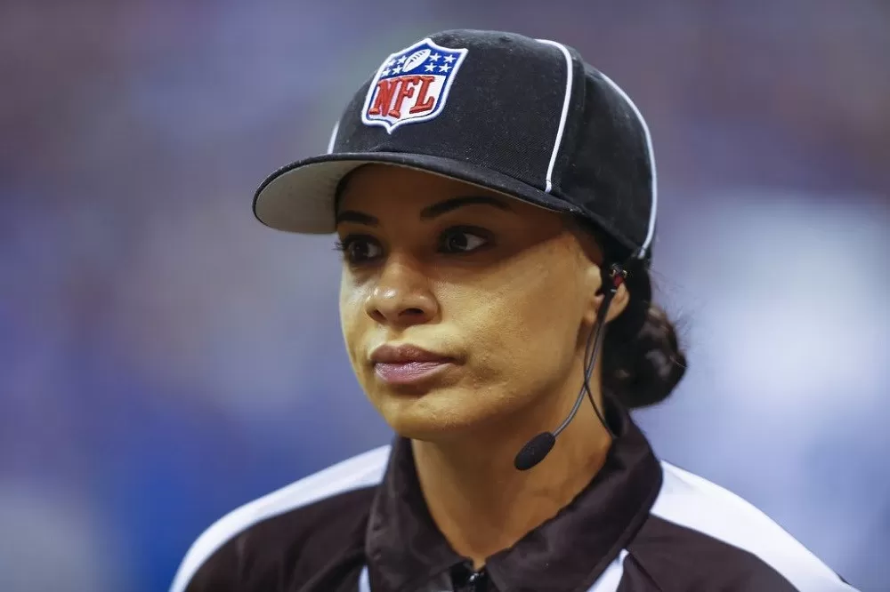 La NFL contrata a la primera mujer afroamericana como árbitro