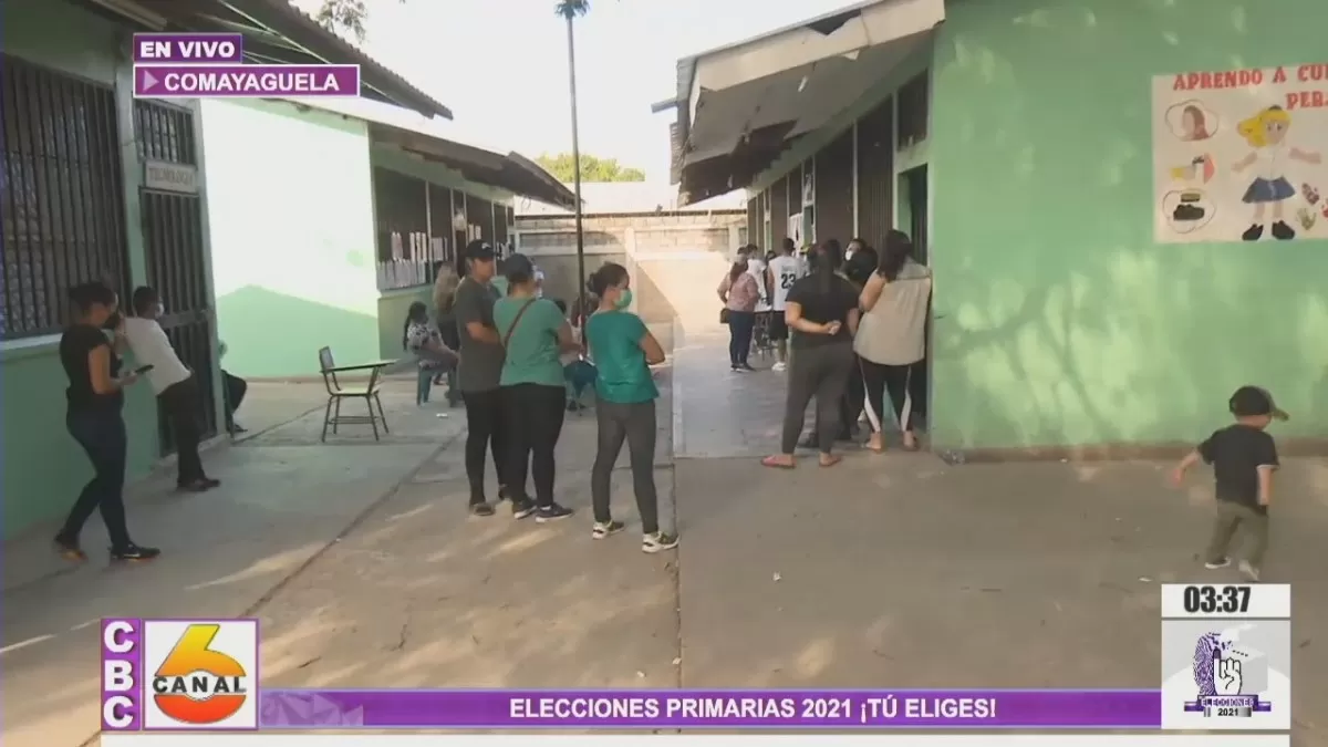 Largas filas de votantes en Escuela Guifarro López, Comayagüela