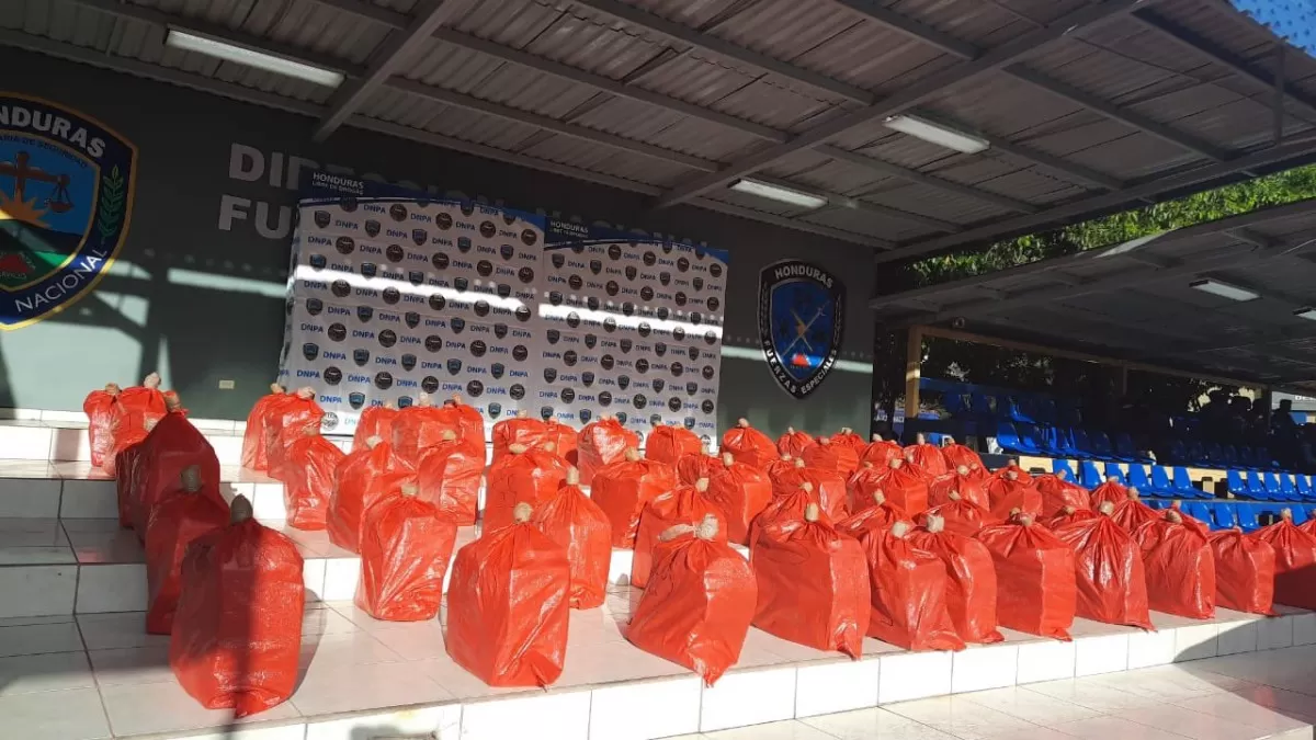 Mediante custodia Policía Nacional traslada 1,675 paquetes de supuesta cocaína decomisada en Copán