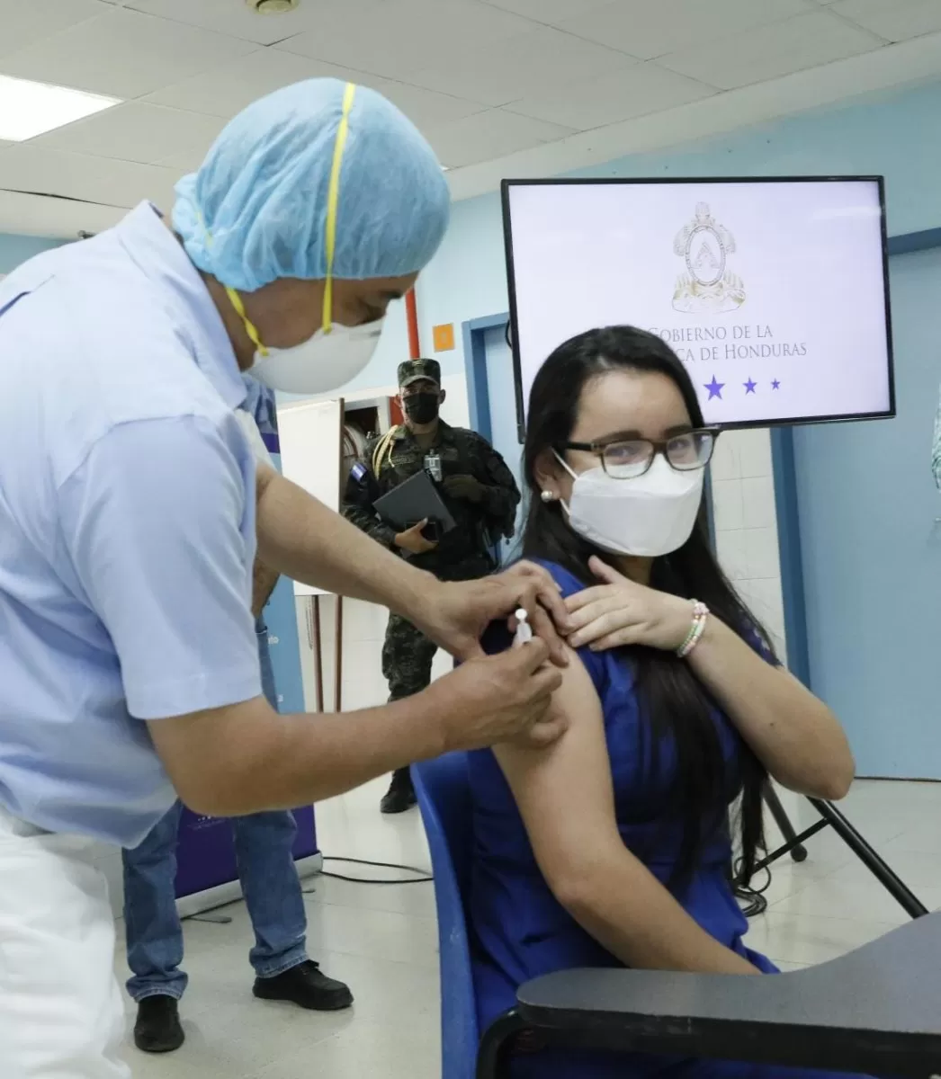 Personal del Hospital Gabriela Alvarado de Danlí recibe la vacuna anticovid