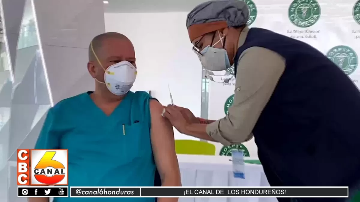 Presidente Hernández supervisa en varios zonas vacunación del personal de salud