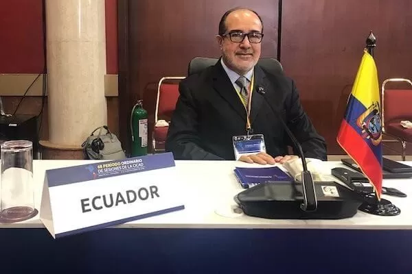 Renuncia Ministro de Salud ecuatoriano en medio del escándalo por vacunas VIP