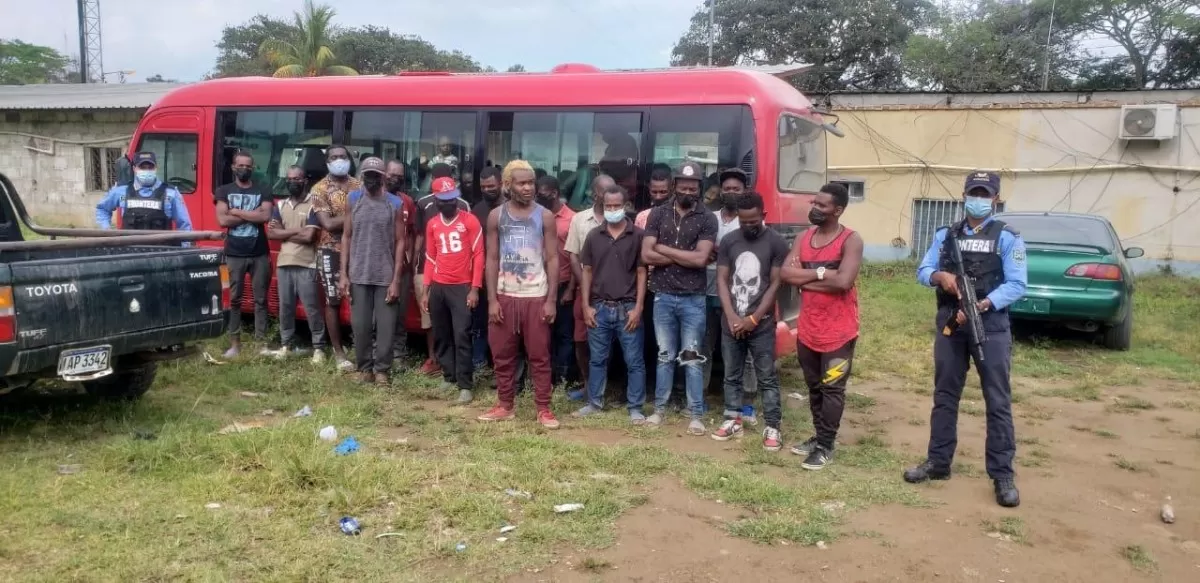 Agentes policiales detienen a dos sospechosos por tráfico ilegal de 43 personas de origen haitiano