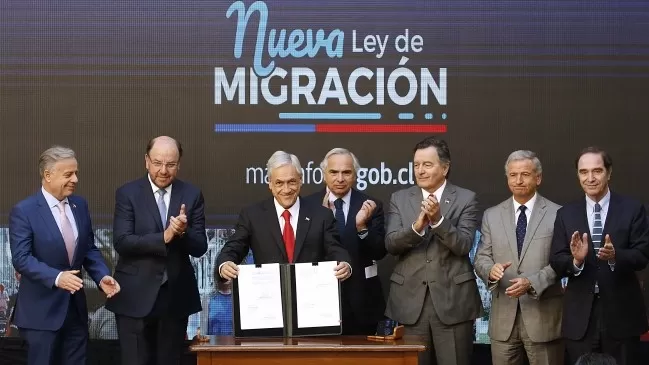 Chile promulga ley migratoria que facilitará las deportaciones